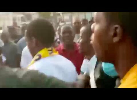 PLACE DE LA NATION : Regardez Comment Pape Djibril Fall a été chassé de la manifestation PLACE DE LA NATION : Regardez Comment Pape Djibril Fall a été chassé de la manifestation