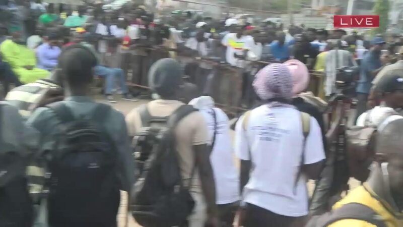 Direct – Rapport Cour des Comptes : La société civile dans la Rue