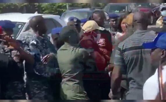 Tribunal de Dakar : Une bagarre s’éclate entre un garde de Adji Sarr et un gendarme (Vidéo) Tribunal de Dakar : Une bagarre s’éclate entre un garde de Adji Sarr et un gendarme (Vidéo)