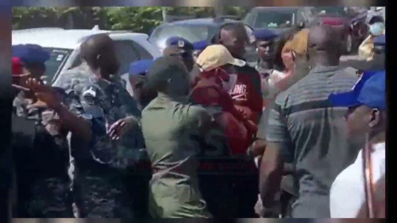 Tribunal de Dakar : Une bagarre s’éclate entre un garde de Adji Sarr et un gendarme (Vidéo)