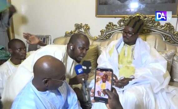 Magal de Serigne Abdou Khadre- Cheikh Bass Abdou Khadre offre un boubou à Serigne Saliou Thioune Ibn Cheikh Bérhio.