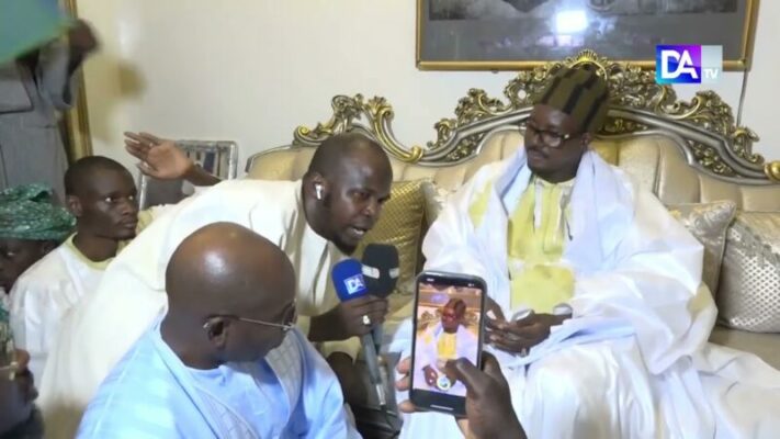 Magal de Serigne Abdou Khadre- Cheikh Bass Abdou Khadre offre un boubou à Serigne Saliou Thioune Ibn Cheikh Bérhio. Magal de Serigne Abdou Khadre- Cheikh Bass Abdou Khadre offre un boubou à Serigne Saliou Thioune Ibn Cheikh Bérhio.