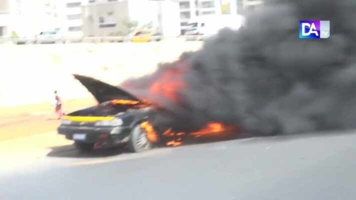 Incendie sur la Route de l’Aéroport LSS : un taxi complètement réduit en cendres…