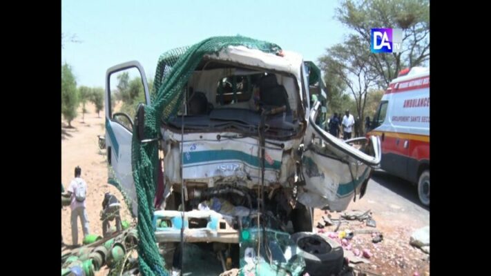 MBACKÉ – Accident grave sur la nationale 1 : 28 blessés dont 11 dans un état critique après une collision entre un Ndiaga Ndiaye et un camion-citerne MBACKÉ – Accident grave sur la nationale 1 : 28 blessés dont 11 dans un état critique après une collision entre un Ndiaga Ndiaye et un camion-citerne