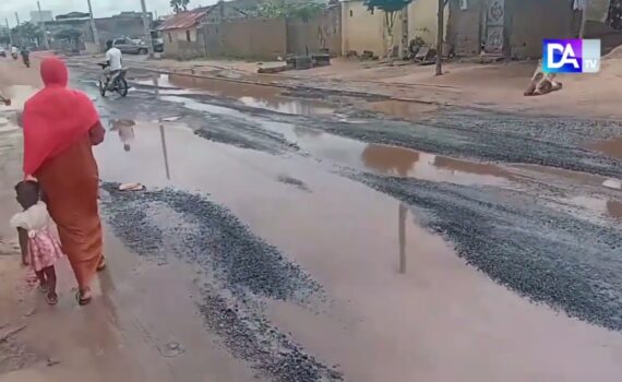 Kaolack- Deux jours après sa réfection, la route de Mérignac dans un piteux état : les autorités interpellées Kaolack- Deux jours après sa réfection, la route de Mérignac dans un piteux état : les autorités interpellées