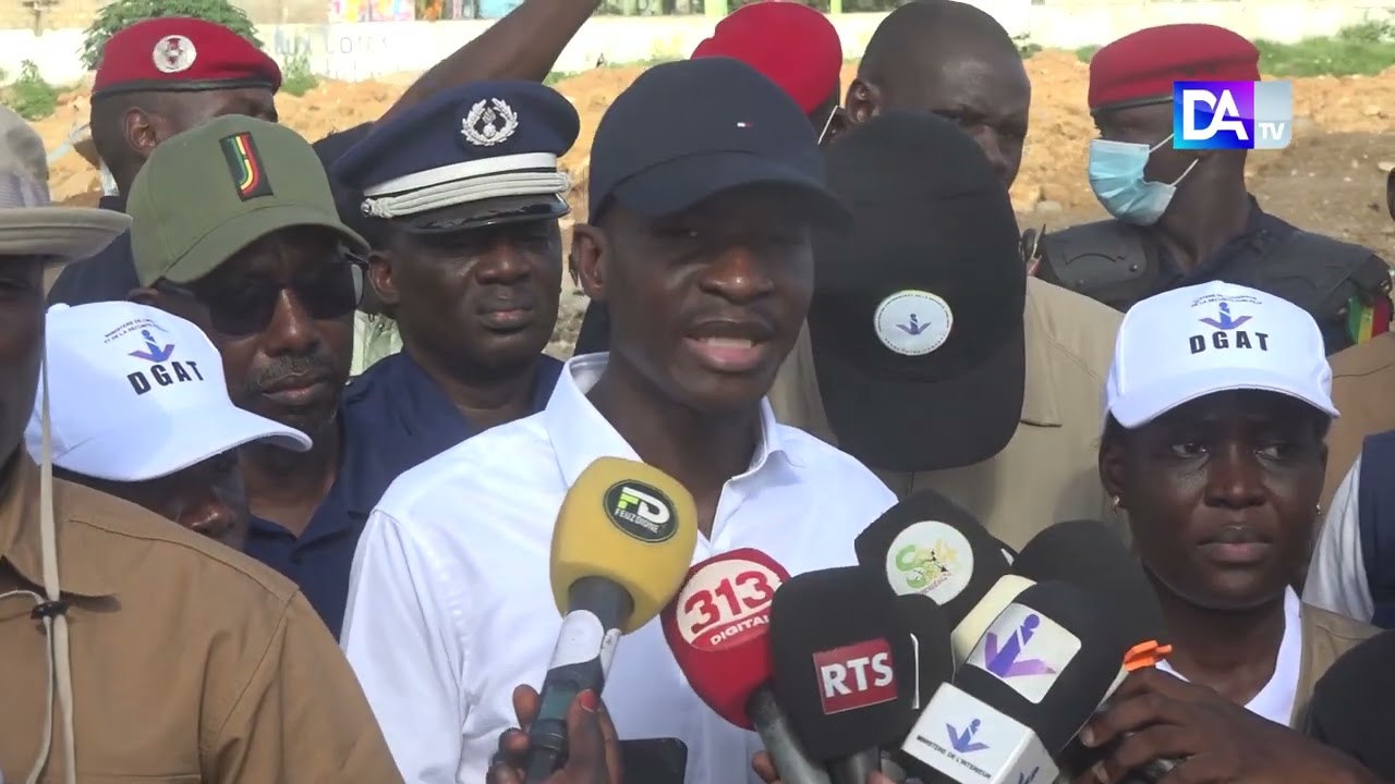 Parc à Mazout de Colobane déguerpi : le ministre de l’Intérieur Bamba Cissé lance une opération coup de poing pour restaurer l’ordre public Parc à Mazout de Colobane déguerpi : le ministre de l’Intérieur Bamba Cissé lance une opération coup de poing pour restaurer l’ordre public